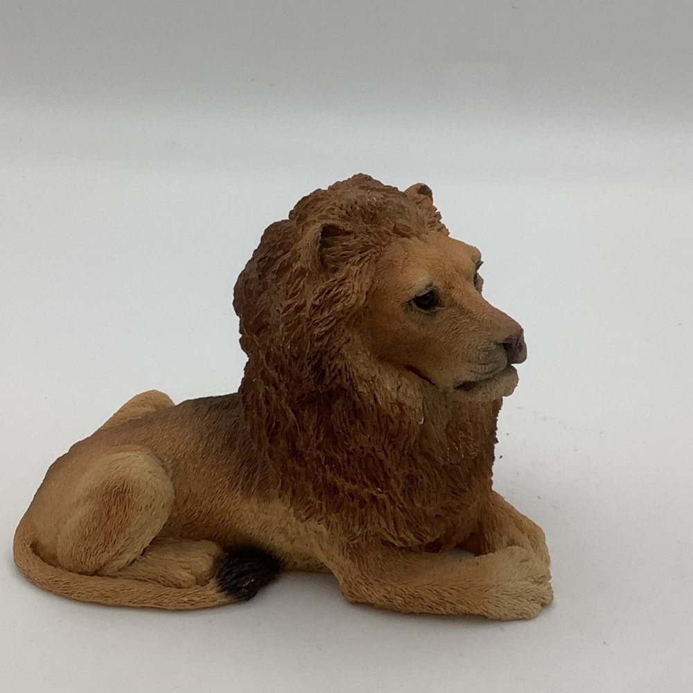 Lion Figurine - Picture 2 of 11